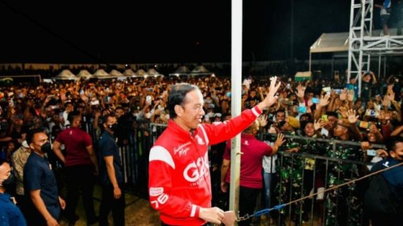 Joko Widodo beserta  Iriana  menonton Konser Kebangsaan  Slank dan Kla Project