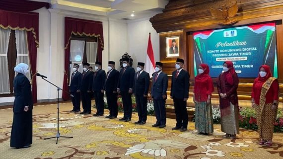 Gubernur Khofifah Lantik Komite Komunikasi Digital, demi Perangi Hoaks