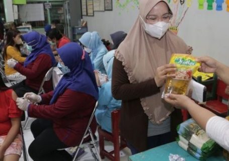 Sembako jadi cara Pemkot Surabaya tarik minat warga vaksin booster