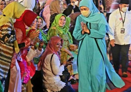 Khofifah apresiasi Tugu Pahlawan Fashion Night di Kick Off 1 abad NU