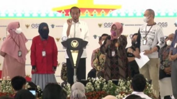 Kenang sulitnya memiliki izin usaha, Jokowi cerita saat bagikan NIB