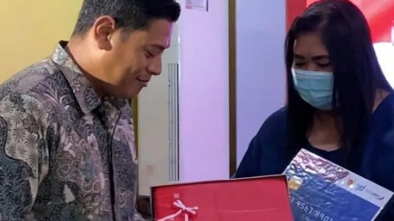 Bendera Merah Putih di bagikan Pemkot Kediri kepada warga