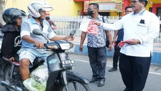 2.500 bendera Merah Putih dibagikan Pemkab Bangkalan ke warga