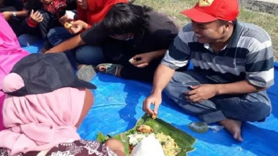 77 tumpeng disajikan warga Purwoasri untuk peringati HUT RI ke-77
