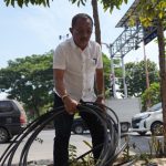 Wawali Surabaya dibuat geram melihat kabel fiber berserakan